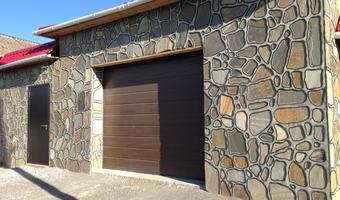 Фото комбинированное применение златолита и серицита при облицовке фасада гаража