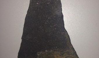 Чёрный златолит крупным планом фото